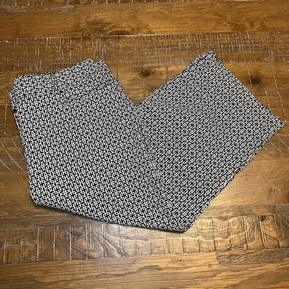 Counterparts Capris Monochrome Geometric Pants - Picture 10 of 11